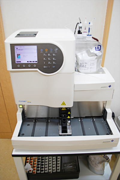 春日井市の森内科クリニックのHbA1c測定装置・血糖測定器
